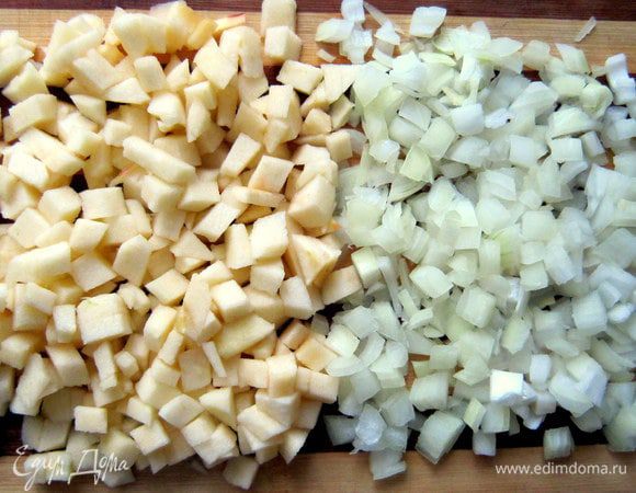 Яблоко очистить от кожуры и нарезать на небольшие кубики. Мелко порезать 1 лук.