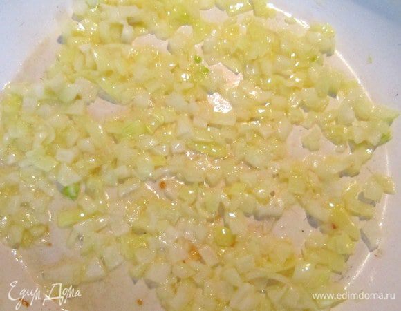 В сковороде разогреть растительное (у меня сливочное) масло. Немного подрумянить лук.