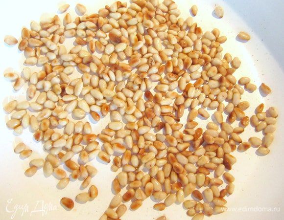 Кедровые орешки обжарить отдельно на сухой сковороде до золотистого цвета.