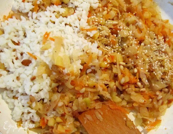К капустной массе добавить обжаренные орешки, кунжутные семечки, отваренный рис, перемешать. Приправить перцем.