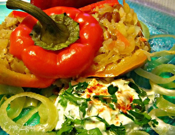 Петрушку мелко порубить, смешать со сметаной, подсолить и приправить молотой паприкой. Запечённые перцы подаём с соусом. Приятного аппетита!
