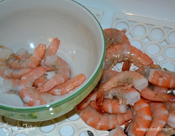 Очистить креветки.