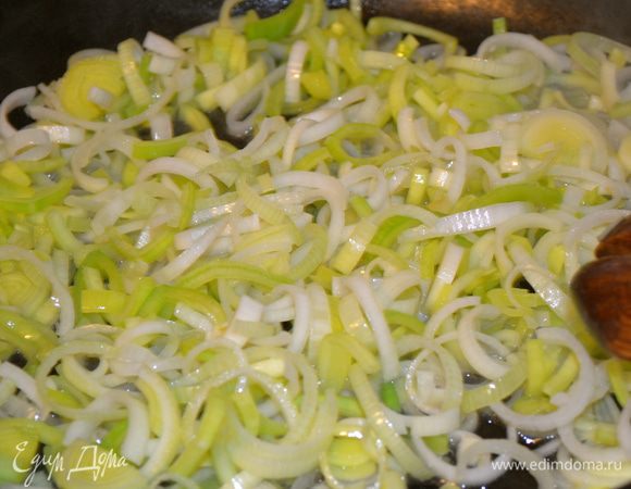 Лук-порей тонко нарезать (белую часть) и пассеровать слегка в небольшом количестве масла. При необходимости добавить немного воды...