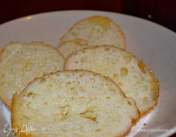 Хлеб замочить у молоке. Как только хлеб полностью размягчиться, отжать его от молока.