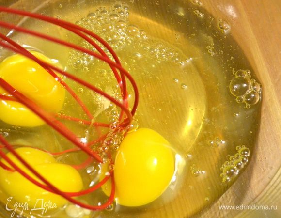 В большой миске разбить яйца (я использовала три оставшихся у меня от приготовления заварного крема белка и к ним добавила 3 целых яйца). Взбить яйца венчиком.  