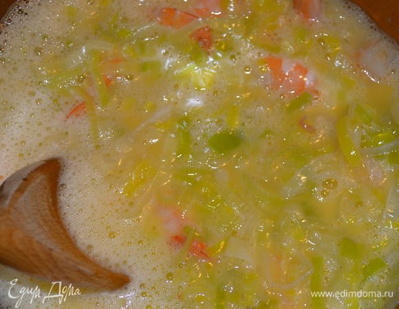 Добавить к яйцам креветки с луком-пореем. 