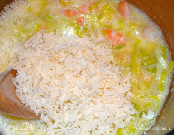 Затем добавить тертый сыр (у меня пармезан)...