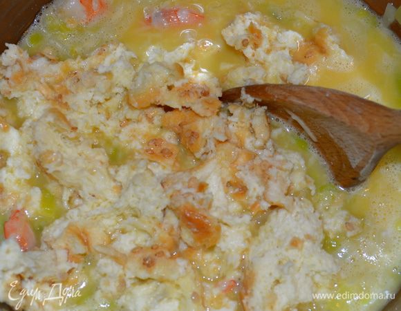 ...и отжатый от молока хлеб. Посолить, поперчить и добавить щепотку карри.