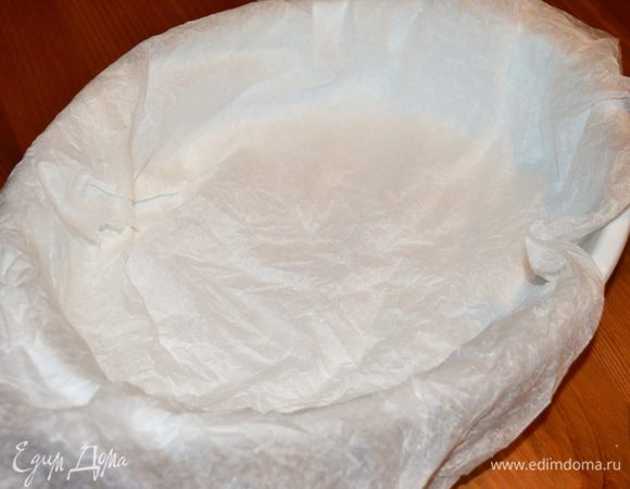 Не очень большую керамическую форму застелить бумагой для выпечки, предварительно смоченной в воде и хорошо отжатой.  