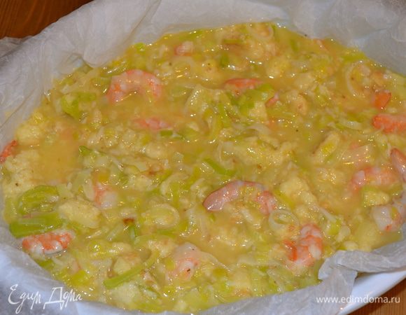 Вылить яичную смесь в форму. И поставить в заранее разогретую до 180 С духовку. 