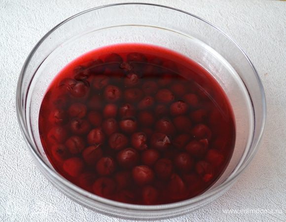 За сутки до приготовления торта вишню без косточек залить алкоголем с сахаром. 