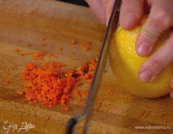 Цедру мандарина и лимона натереть на мелкой терке, выжать 1 ст. ложку лимонного сока.