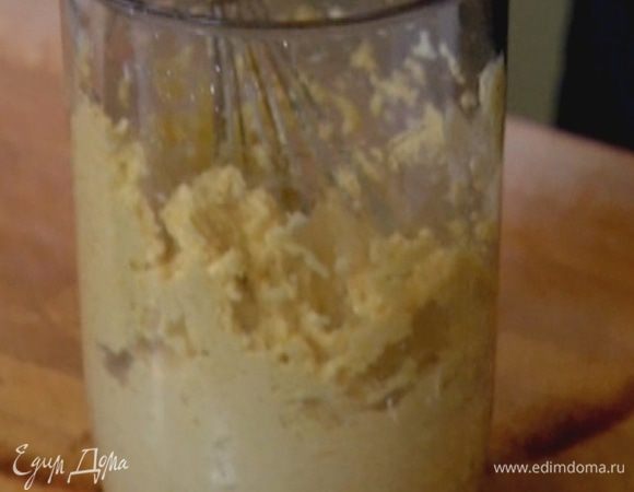 Предварительно размягченное сливочное масло, сахар и 1 яйцо взбить миксером в однородную массу, ввести оставшееся яйцо и взбить еще немного.