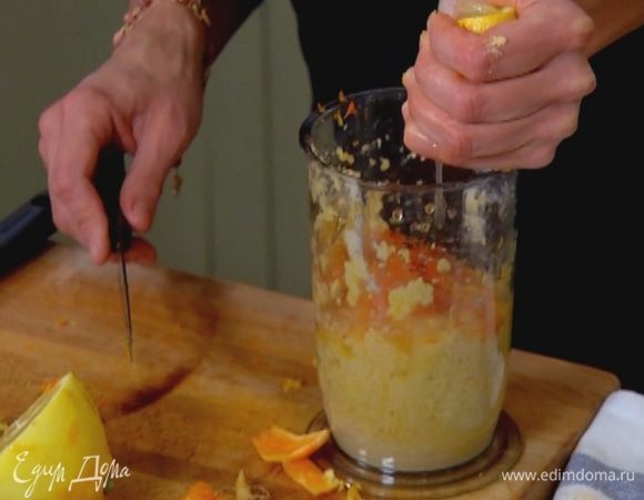 Добавить цедру лимона и лимонный сок, цедру и мякоть мандарина с соком, все перемешать.