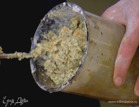 Добавить 2 ст. ложки муки, разрыхлитель и соль, вымешать, затем добавить оставшуюся муку и еще раз вымешать.