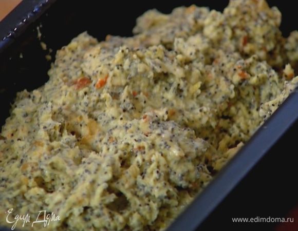 Форму для кекса смазать оливковым маслом и выложить в нее тесто.