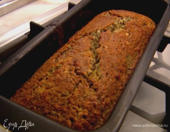 Выпекать кекс в разогретой духовке 25–30 минут.