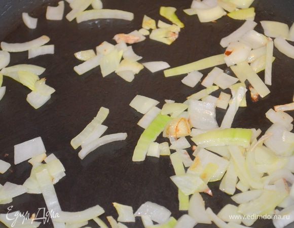 Лук нарубить (не важно как) и обжарить в разогретом растительном масле