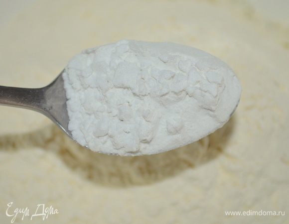 к картофелю добавить муку и крахмал (просеять) и перемешать