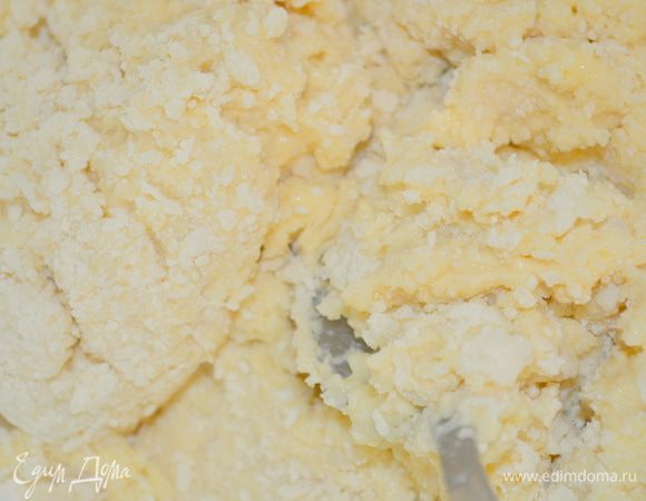 влить жидкие ингредиенты в муку с картофелем, все перемешать 