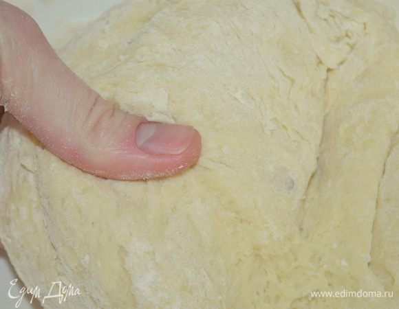 замесить тесто, если нужно добавляем еще муку - оно не должно быть липким и вязким, а просто хорошим плотным тестом!