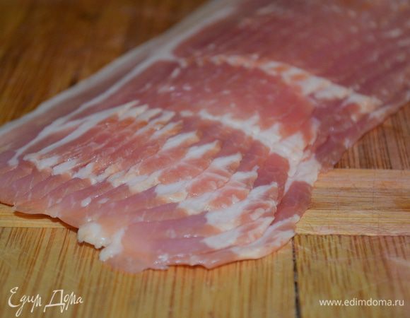 бекон или грудинку нарезать на маленькие кубики/полосочки