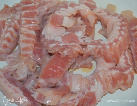 обжарить на сухой сковороде до золотистого цвета. С них должен вытопиться жир! 