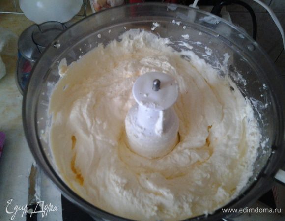 В чашу комбайна выложить порезанный кусочками мягкий маргарин, творог, перемешать, добавить соду, соль, пудру и муку и снова перемешать.