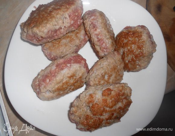 Из фарша сформируйте котлеты и обжарьте до румяной корочки по 5–7 минут с каждой стороны. Выложите на тарелку.