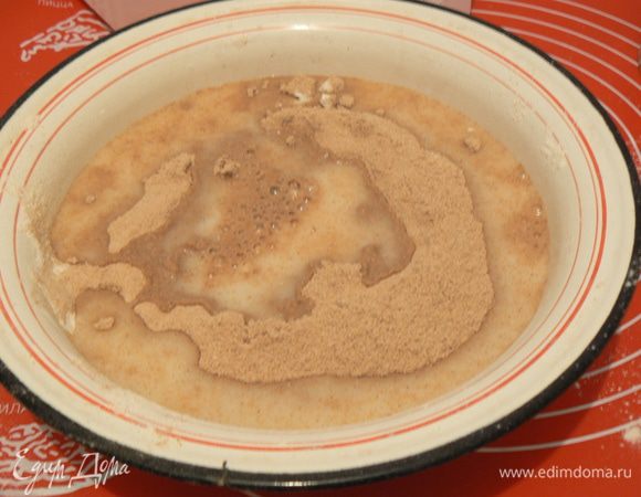 Растворить соль в воде. Влейте воду и молоко в чашку с мукой