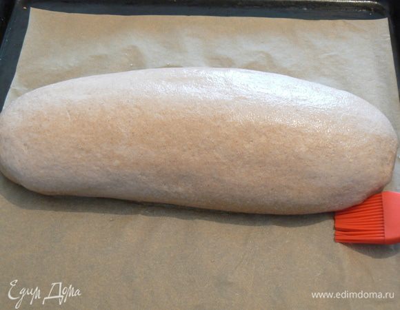 Перед выпечкой смажьте хлеб теплой водой. Выпекать при 230 гр. 10-15 мин. с паром, затем при 200 гр. без пара до готовности, в общей сложности 40-45 мин.