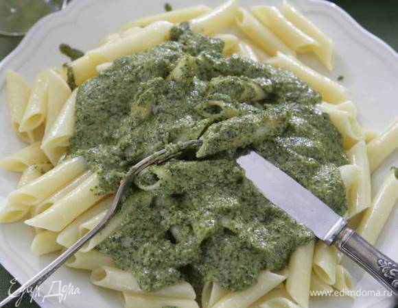 Откинуть макароны на дуршлаг, переложить в тарелки, приправить их соусом и подавать.