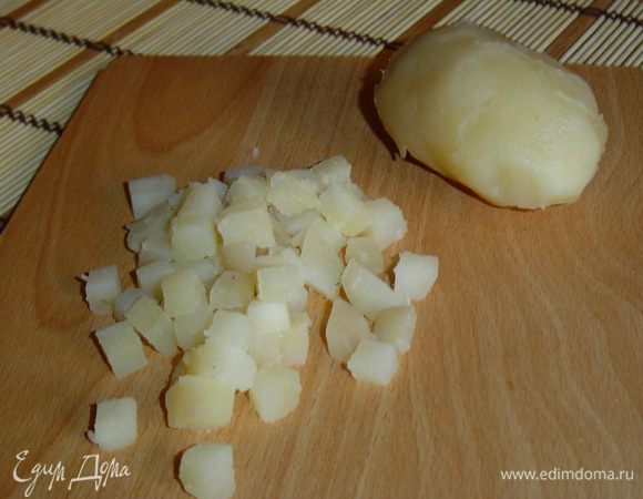Картофель отвариваем, очищаем и нарезаем кубиками.