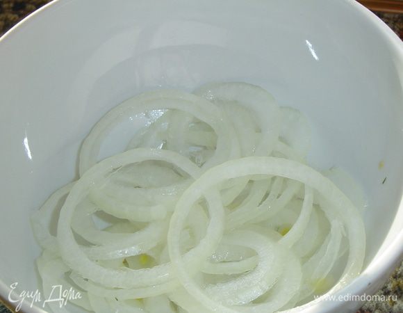 Лук очищаем и нарезаем кольцами,складываем в миску и сбрызгиваем уксусом.