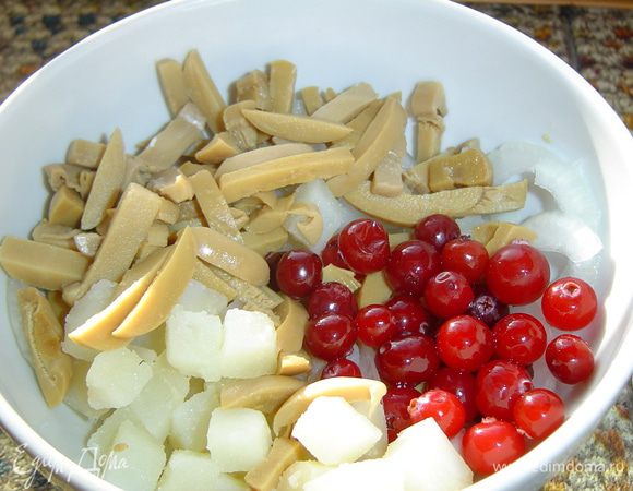 Соединяем картофель,грибы,клюкву, лук, перемешиваем, солим и перчим по вкусу.