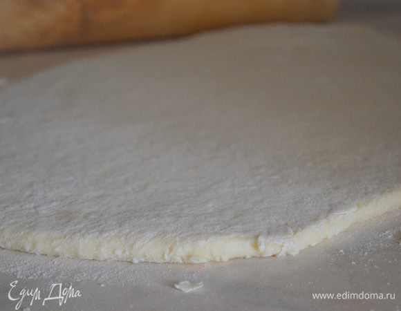 тесто раскатать в прямоугольник толщиной 1 см