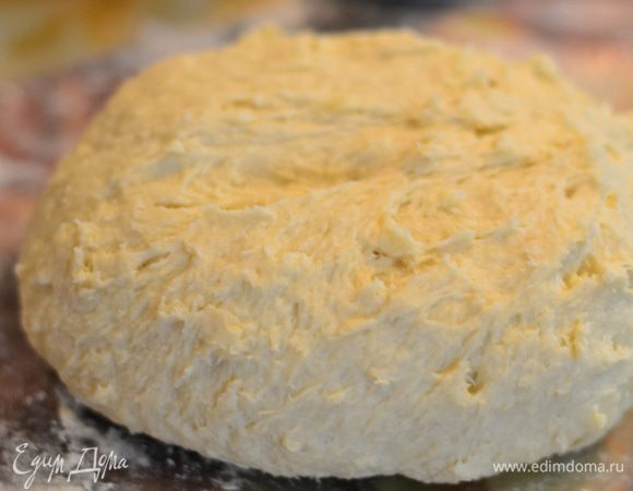 Вымешиваем тесто, желательно это делать ножом,или лопаткой, но не руками, чтобы масло не начало таять. Заматываем тесто в пищевую пленку и оправляем в холодильник на час.