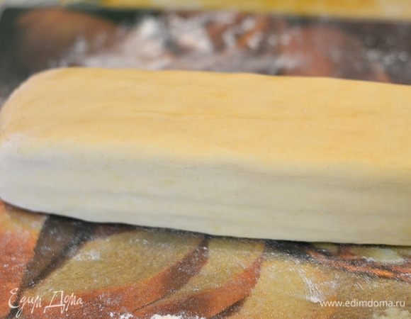 Достаем тесто и раскатываем в колбаску.