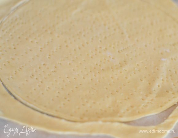 Раскатать каждую часть как можно тоньше, наколоть вилкой по всему кругу, перед этим круг вырезать, положив от формы для выпечки тарелку, обрезки выпекать также при температуре 200 гр. около 15 минут до золотистого цвета. Коржи выпекать на пергаменте. P.S. Коржи при выпекании уменьшаются в обьеме, так что советую: 1) Раскатывать сразу же на пергаменте, но пергамент мукой не присыпать, только сверху на само тесто немного; 2) когда вы уже раскатали тесто, обрезали круг, вы увидите, что оно уже будет немного уменьшаться, берете и пальцами его по краям придавливаете как бы обратно на место,чтоб оно хорошо по краям прилипло к пергаменту.