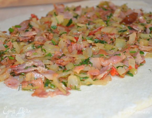 на него в центр выложить начинку, от краев оставить по 5 см...