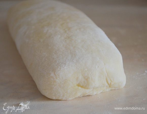 смазать края желтком и завернуть рулетом 