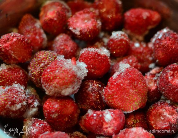 Готовим крем. Размораживаем клубнику, но не полностью, она должна быть еще немного замороженной.