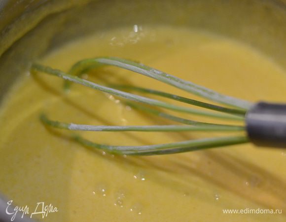 Смешиваем в кастрюльке венчиком желтки, сахар, крахмал. Молоко отдельно подогреваем.