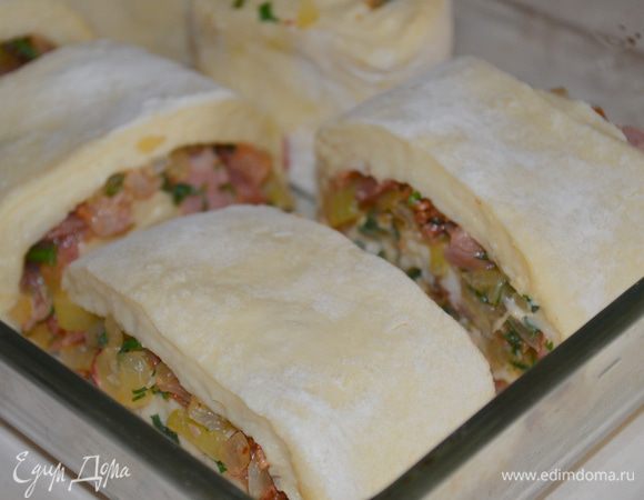 уложить их в форму для запекания, смазанную маслом, смазать желтком. 