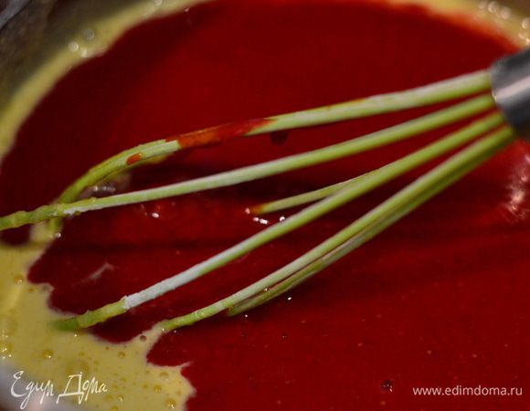 Добавить в яичную смесь взбитую клубнику.