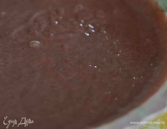 Туда же влить теплое молоко,хорошо и быстро размешивая, варить на среднем огне до загустения крема. Остудить обязательно!