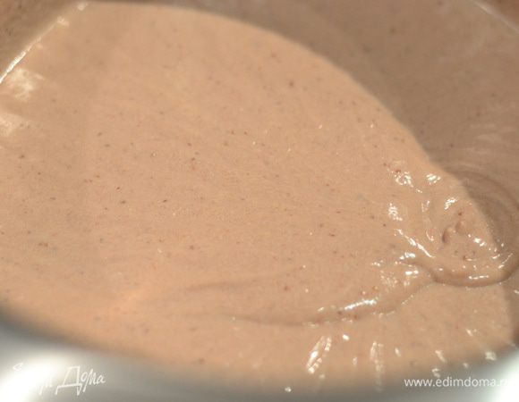 Когда крем остыл до комнатной температуры, взбить сливочное масло, оно должно быть мягким и тоже комнатной температуры, затем добавлять постепенно заварной крем и взбивать, в конце взбивания добавить или ликер, или ром, или клубничную настойку. P.S. Я сделала ошибку, масло не до конца остудила, оно было немного холоднее, чем сам крем и отслоилось, пришлось спасать ситуацию, крем немного подогрела и венчиком перемешала, поэтому он у меня получился более жидковатым.