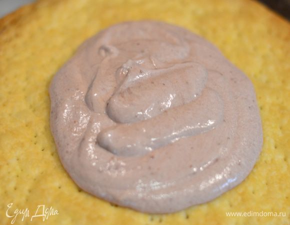 Смазать каждый корж кремом, не обделив края, выкладывать около 3 полных столовых  ложек.