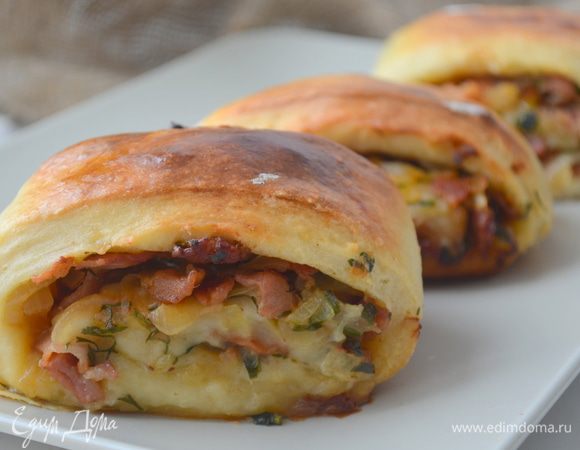 Готовые рулеты очень вкусны со сметаной и овощным салатом. Приятного аппетита)