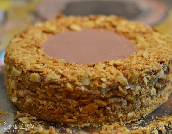 Смазать кремом бока и украсить  крошкой, так как если не украсить сразу бока, крем может немного потечь, оставить на минут 10 при комнатной температуре, затем на сутки для пропитки отправить в холодильник.